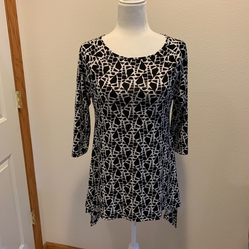 Chaus  Top Black and White Geometric Print. Sz M​​​​​​​​​​​​​​​​​​​​​​